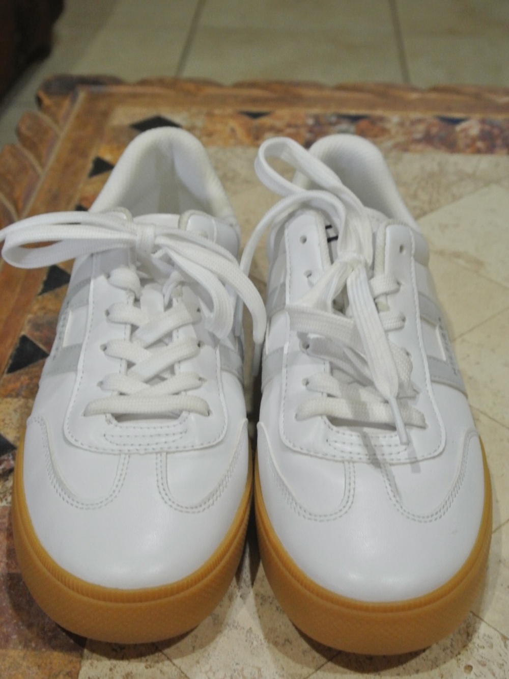 WOMENS SIZE 10 TOMMY HILFIGER WHITE LEATHER SNEAKERS